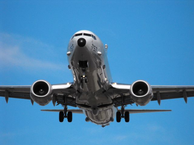 Boeing P-8 Poseidon (16-8757) - US Navy P-8 shooting approaches to RWY27