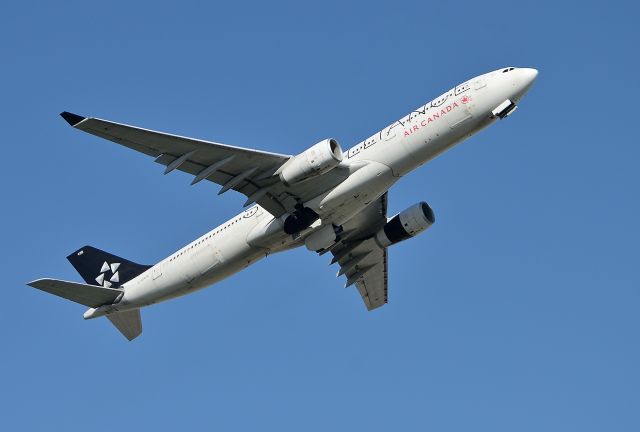 Airbus A330-300 (C-GHLM)