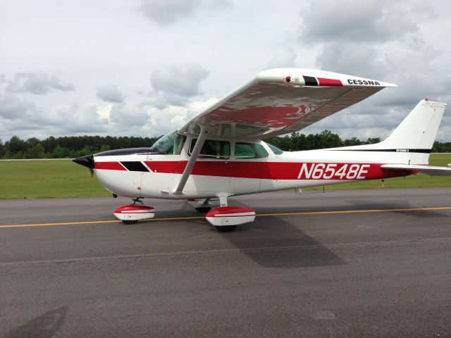 Cessna Skyhawk (N6548E) - On the taxiway