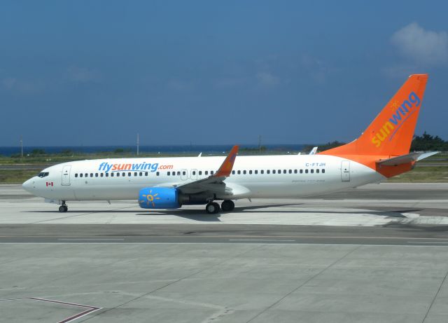 Boeing 737-800 (C-FTJH)