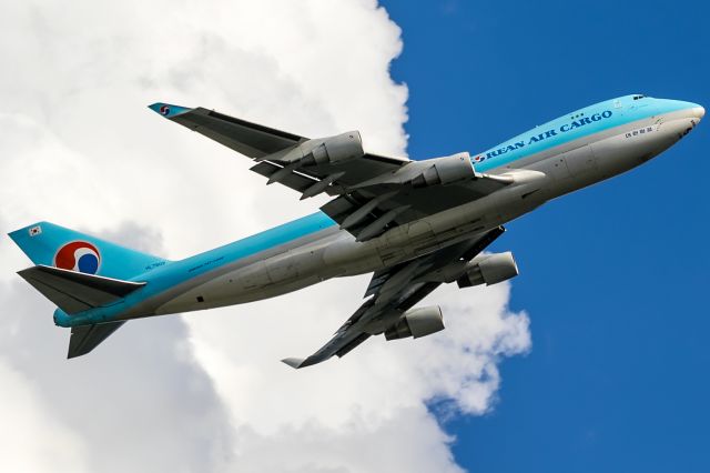 Boeing 747-400 (HL7602) - in to the blue