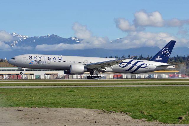 BOEING 777-300ER (B-2049)