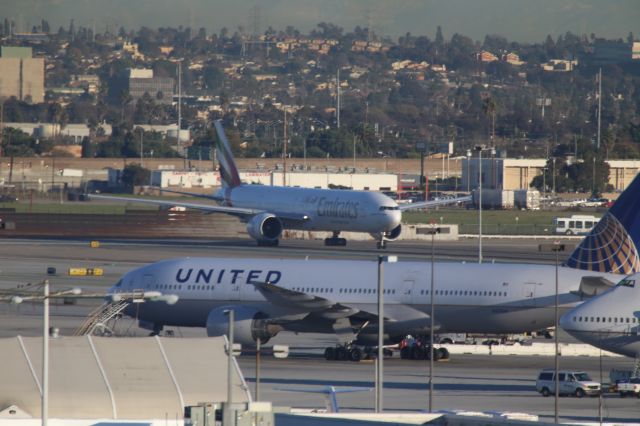 BOEING 777-300ER (A6-ECU)