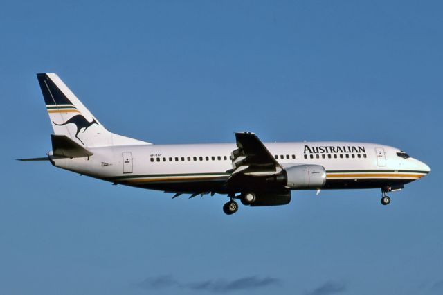 Piper PA-44 Seminole (VH-TAY) - AUSTRALIAN AIRLINES - BOEING 737-376 - REG : VH-TAY (CN 23490/1390) - ADELAIDE INTERNATIONAL AIRPORT SA. AUSTRALIA - YPAD 6/10/1990