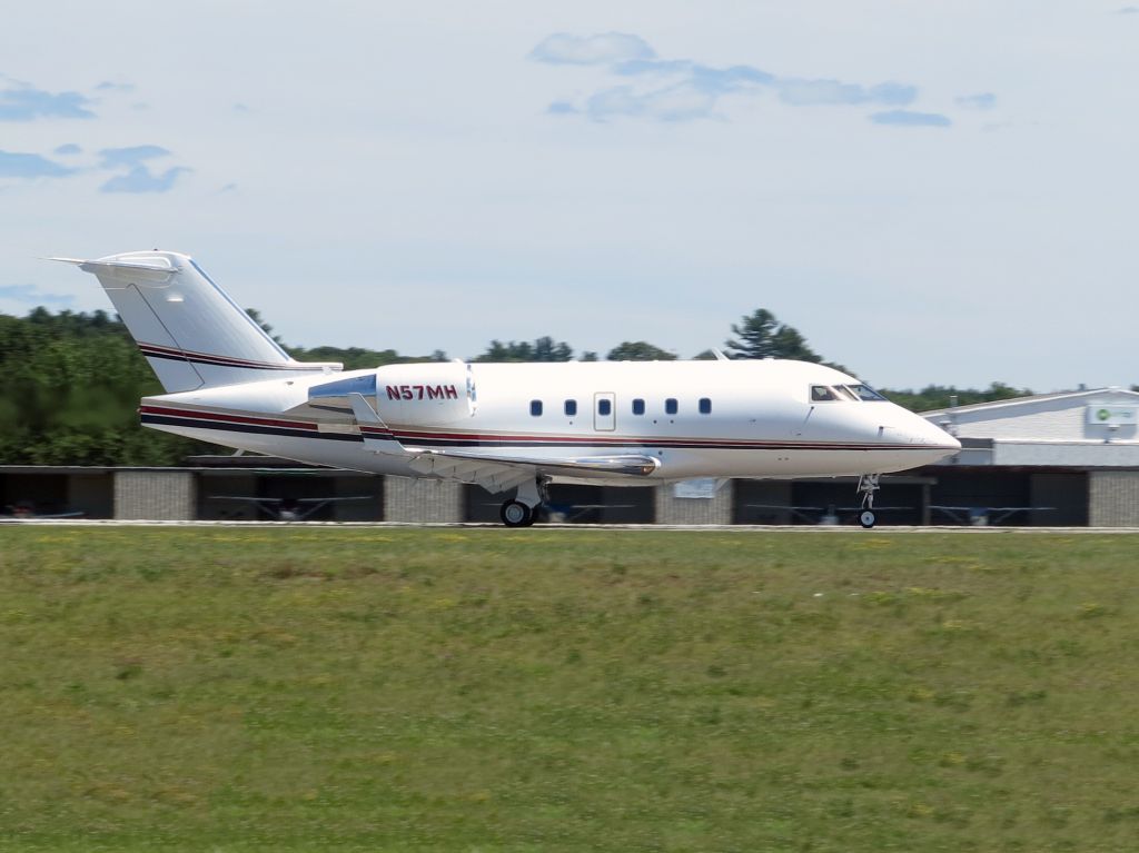 Canadair Challenger (N57MH) - Take off runway 22.