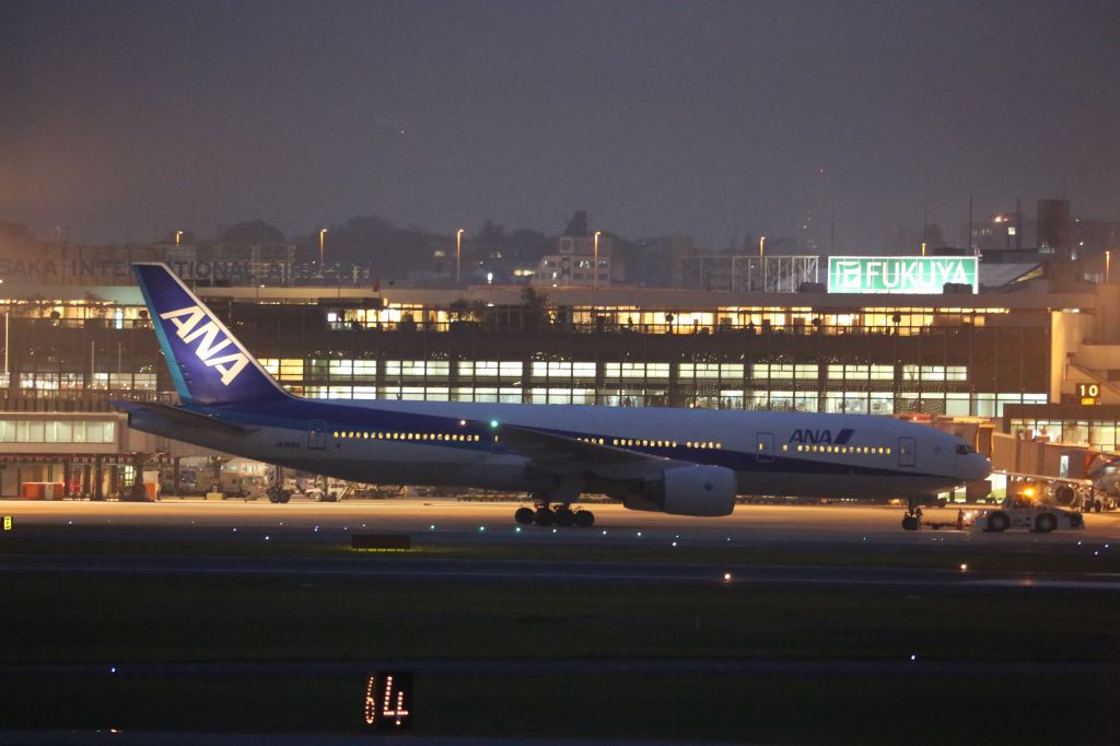 Boeing 777-200 (JA8199)