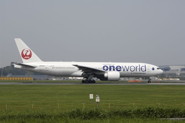 Boeing 777-200 (JA708J) - Departure at Narita Intl Airport Rwy16R on 2013/07/10 "One World c/s"