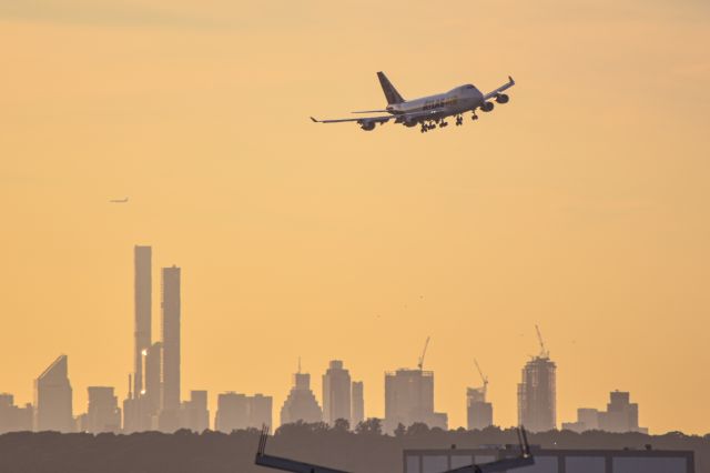 Boeing 747-400 (N409MC)