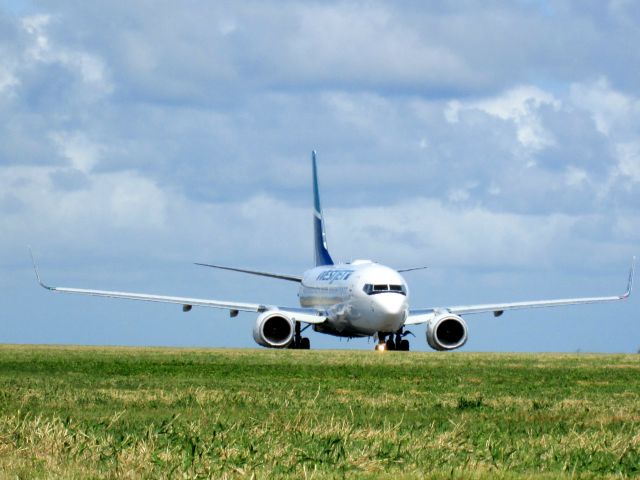 Boeing 737-700 (C-GSWJ)