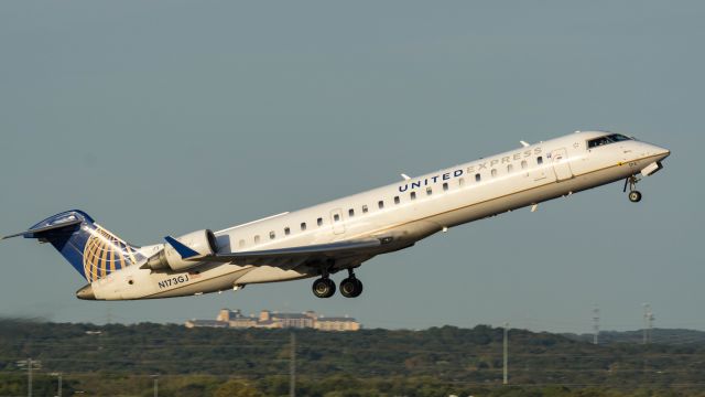 Canadair Regional Jet CRJ-700 (N173GJ) - Departing 13Rbr /11/20/17