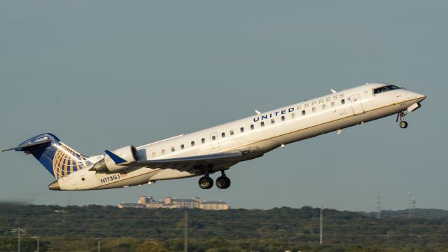 Canadair Regional Jet CRJ-700 (N173GJ) - Departing 13Rbr /11/20/17