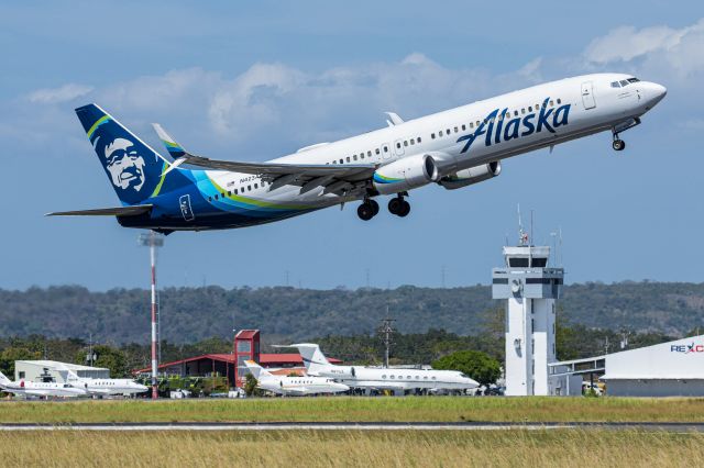 Boeing 737-900 (N423AS)