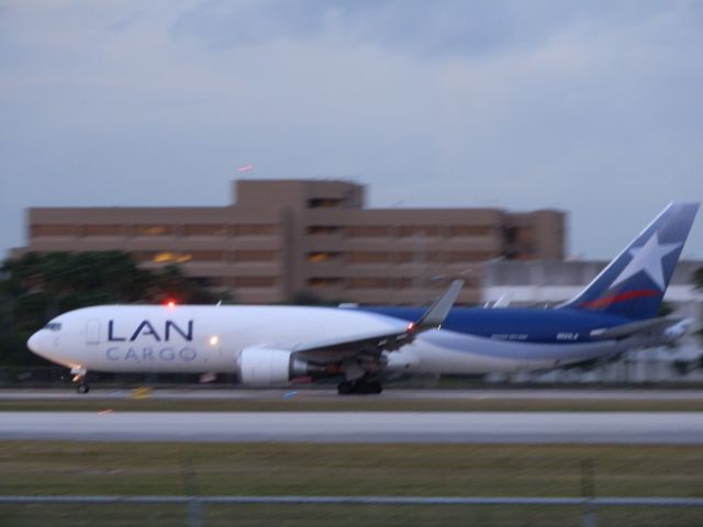 BOEING 767-300 (N524LA)