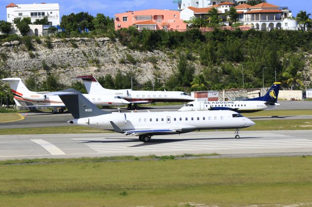 Bombardier Global Express (N12G) - N12G departing