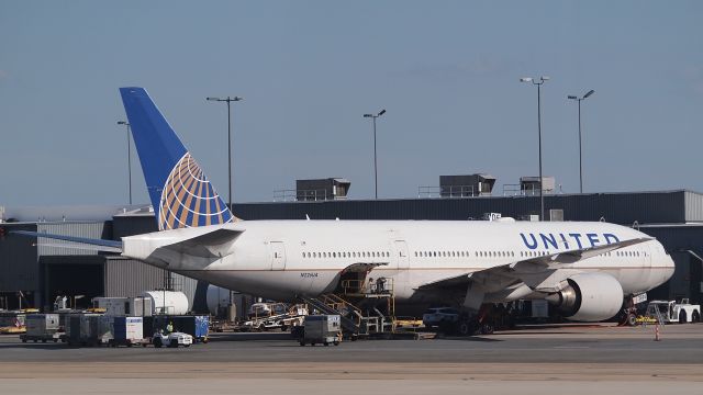 Boeing 777-200 (N226UA)