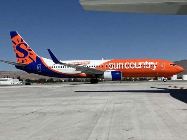 Boeing 737-700 (N835SY)