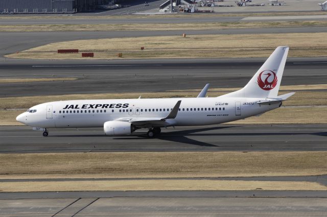 Boeing 737-800 (JA347J) - Taxing at haneda Intl Airport on 2013/02/11