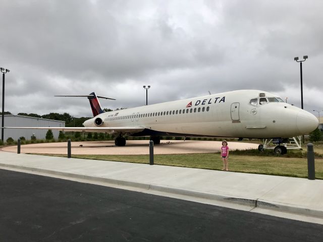 Douglas DC-9-10 (N675MC)