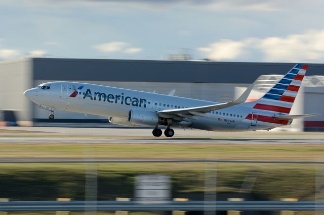 Boeing 737-800 (N965AN)