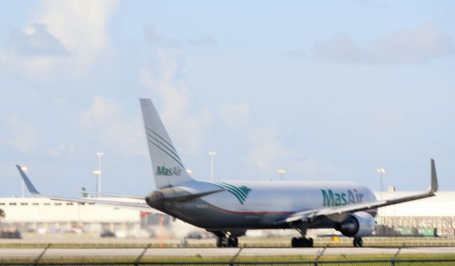 BOEING 767-300 (N420LA) - Going