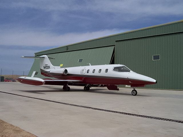 Learjet 25 (N43DR)