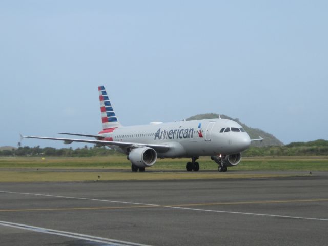 Airbus A320 (N121UW)