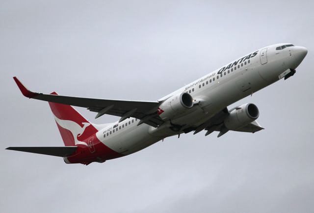 Boeing 737-800 (VH-VZY) - QANTAS - BOEING 737-838 - REG VH-VZY (CN 39363/3944) - ADELAIDE INTERNATIONAL SA. AUSTRALIA - YPAD (23/6/2015) TAKEN WITH A CANON 550D CAMERA AND 300MM CANON LENSE.