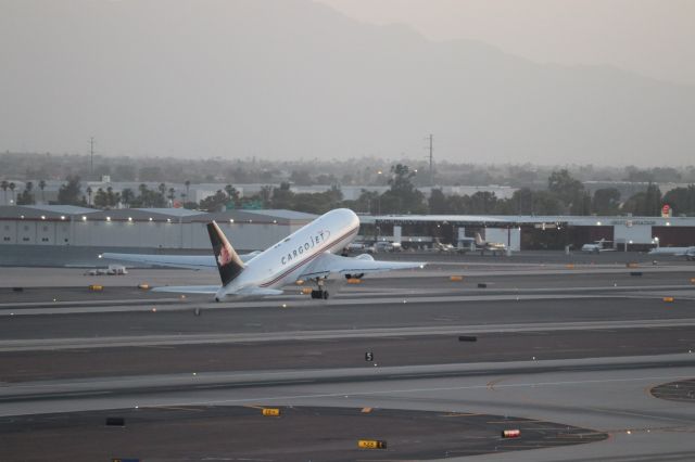 BOEING 767-200 (C-FGAJ)