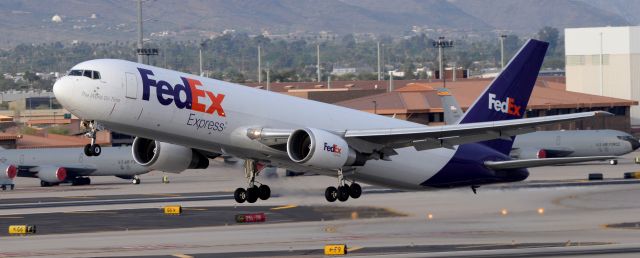 BOEING 767-300 (N118FE) - phoenix sky harbor international airport 18APR20