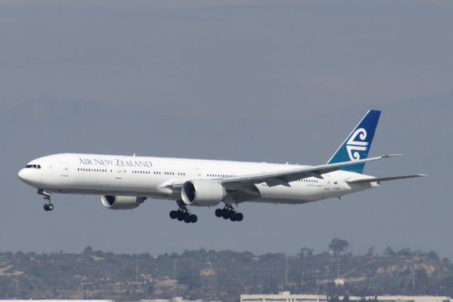 BOEING 777-300 (ZK-OKN) - ZK-OKN  Boeing  B777-319ER  ANZ  KLAX  20130303  3920