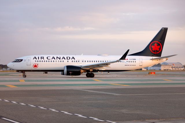 Boeing 737 MAX 8 (C-FSDB)