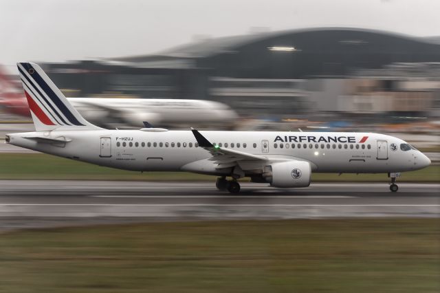 Airbus A220-300 (F-HZUJ) - 6th September, 2024:  First flight of the day for this Air France A223 departing for Paris Charles de Gaulle as AF 1381 from runway 27R on a drizzly, gloomy September Friday morning in London.