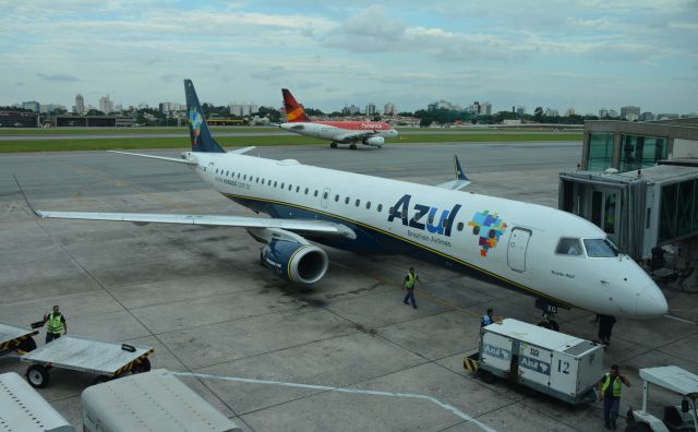 Embraer ERJ-190 (PR-AXG) - At Sao Paulo Congonhas Airport