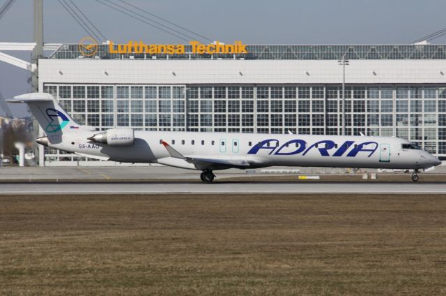 Canadair Regional Jet CRJ-900 (S5-AAO)