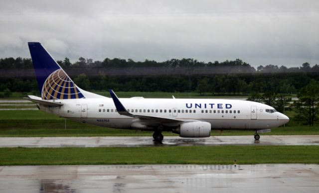 Boeing 737-700 (N25705) - Taxiing to runway (IAH-DCA) 07-12-2012