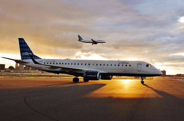 Embraer ERJ-190 (N228JB) - Sun sets on both JetBlue fleet types 06/12/13 !