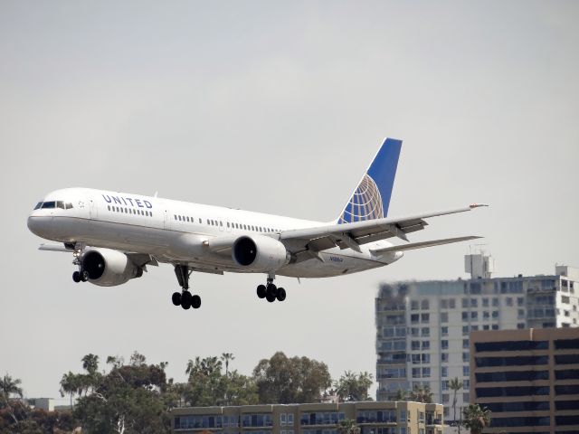 Boeing 757-200 (N586UA)