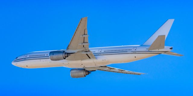 Boeing 777-200 (N866DA) - A Gridiron Air 777-200 taking off from PHX on 2/16/23. Taken with a Canon R7 and Tamron 70-200 G2 lens.