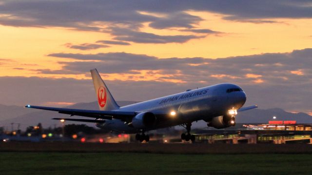 BOEING 767-300 (JA8988) - July.08.2015 HAKODATE JAPAN