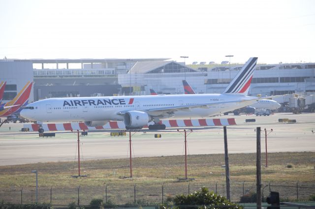 BOEING 777-300ER (F-GSQJ)