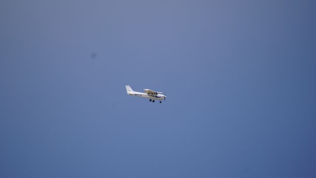 Cessna Skyhawk (N802SP) - TOUCH AND GOES
