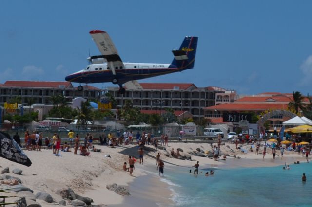 De Havilland Canada Twin Otter (PJ-WIL) - Arriving at Princess Julianas International Airport at Saint Martin