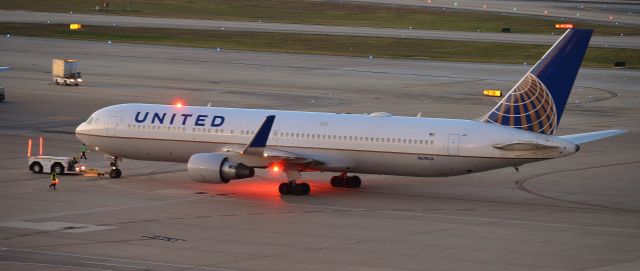 N674UA —