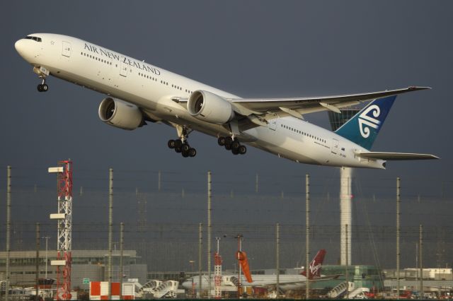 BOEING 777-300 (ZK-DKN) - Departing runway 027L LHR.