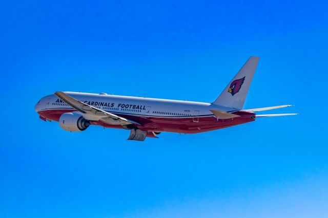 Boeing 777-200 (N867DA) - Arizona Cardinals 777-200 taking off from PHX on 11/19/22. Taken with a Canon 850D and Tamron 70-200 G2 lens.