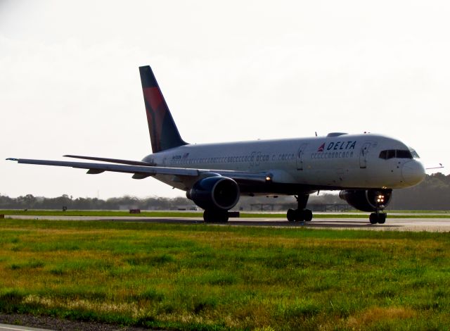 Boeing 757-200 (N670DN)