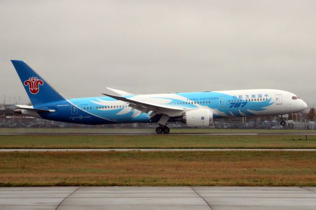 Boeing 787-9 Dreamliner (B-209E) - Touching down on rwy 09L on 25-Nov-19 operating flight CSN303 from ZGGG.