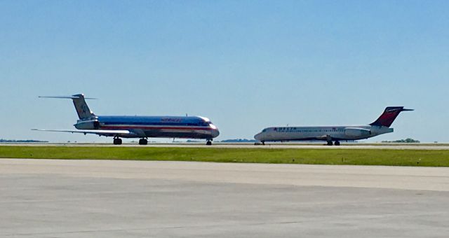 McDonnell Douglas MD-83 (N961TW) - Delta coming in behind American.