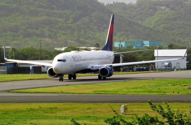 Boeing 737-900 (N842DN)