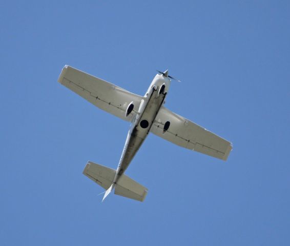 Cessna 206 Stationair (N423CM) - This plane also carries a Reg of FSP351 it was flying for hours over Joplin I guess shooting pictures.